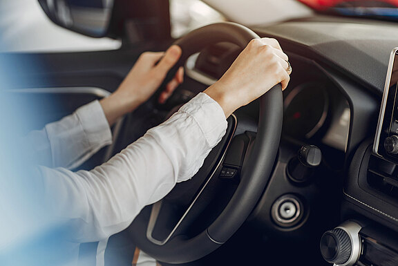 stilvolle-und-elegante-frau-in-einem-autosalon.jpg  