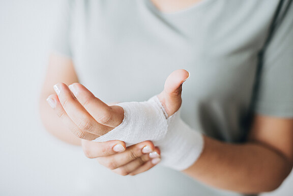 frau-mit-dem-mullverband-um-ihre-hand-gewickelt.jpg  